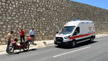 Besni'de motosiklet kazası: Sürücünün hastanedeki tedavisi sürüyor