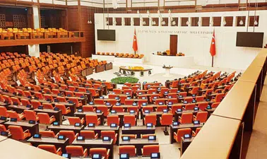 Meclis'te kartlar yeniden dağıtıldı: Transferler ve istifalar dengeleri değiştirdi