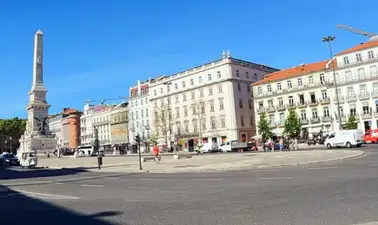 Portekiz'in ışıltılı turizm vitrini arkasında büyük bir dram yaşanıyor: Evler sadece turistlere ayrıldı