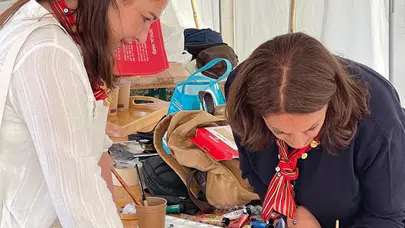 İsviçre'de tuvalde buluşan iki kültür: Edelweiss çiçeği ile lale aynı tabloda