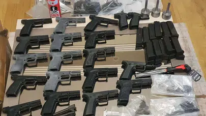 İzmir'de organize suç ağlarına dev darbe: Binlerce parça ele geçirildi