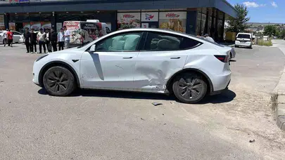 Sivas'ta trafik kâbusu: İki araç hurdaya döndü, 3 kişi hastanelik oldu