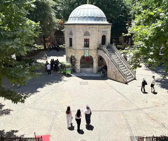 Kozahan'da yeni dönem: Tarihi avluda masa ve sandalye tahliyesi başladı