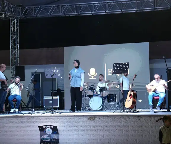 Ders zili bu kez notalar için çaldı: Eğitimciler sahnede devleşti