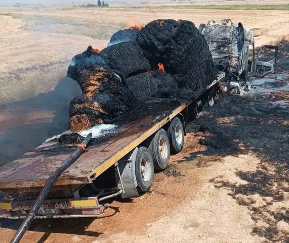 Mardin'de hasat sezonunda çifte şok: Tarım araçları alevlere teslim oldu