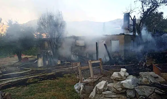 Denizli'de korkutan gece: Bir anda yükselen alevler evi küle çevirdi